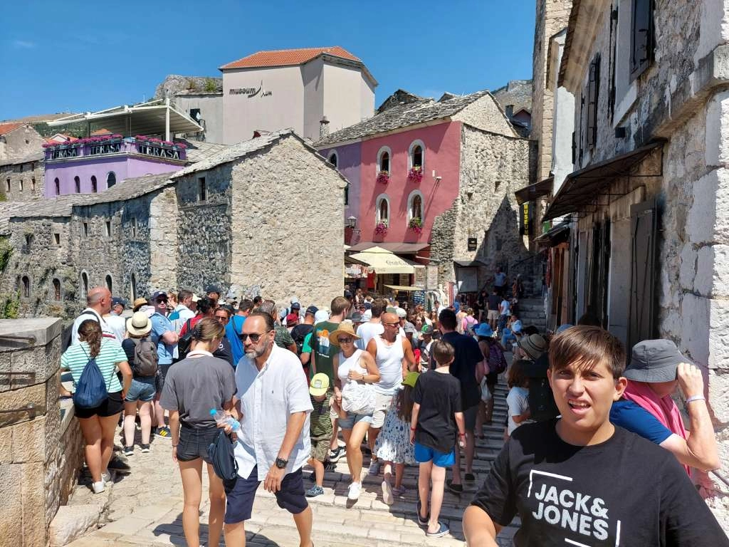 Mostar pun turista, koliko ih točno ima nitko ne zna